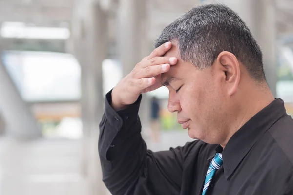 Kranker Alter Mann Leidet Kopfschmerzen Portrait Eines Gestressten Ernsten Kranken — Stockfoto