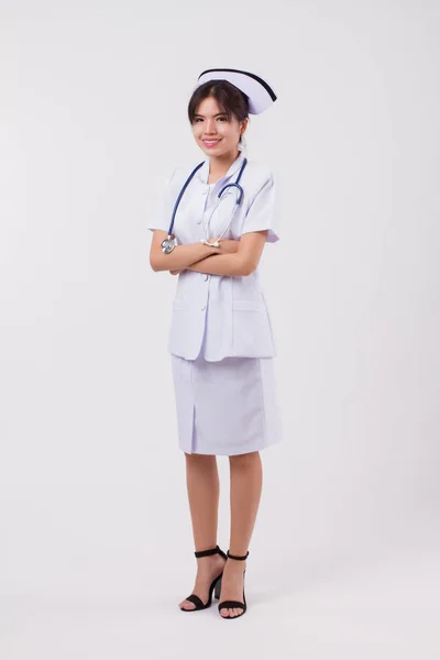 Feliz Sonriente Mujer Asiática Enfermera Con Estetoscopio Estudio Aislado Retrato — Foto de Stock