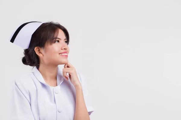 快乐的微笑的护士思考和抬头 肖像画的喜悦 微笑的亚洲女护士计划 发现想法 认为在演播室白色被隔绝的背景 — 图库照片