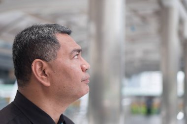 ararken, boşluk izlerken üst düzey iş ihtiyar. seyir boş memnun, fırsat, iş, iş eski Asya işadamı portresi. Güneydoğu Asya 50s yaşlı adam modeli