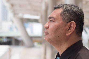 ararken, boşluk izlerken üst düzey iş ihtiyar. seyir boş memnun, fırsat, iş, iş eski Asya işadamı portresi. Güneydoğu Asya 50s yaşlı adam modeli