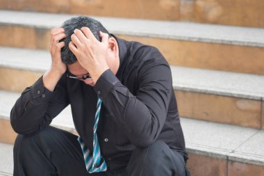 işsiz eski Asya iş adamı. işten çıkarılma, ekonomik durgunluk, iş kriz, işsizlik, iflas veya iş depresyon acı işadamı portresi. Asya 50s yaşlı adam modeli.