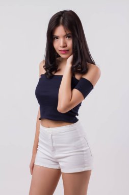 güvenli ve akıllı kadın portre, kendine güvenen, güçlü bir görünüm ile izole olumlu iyimser kadın studio beyaz. Genç Yetişkin güzel kız Asyalı kadın modeli