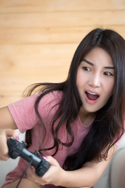 Excitée Femme Jouant Jeu Vidéo Console Portrait Excité Amusant Asiatique — Photo