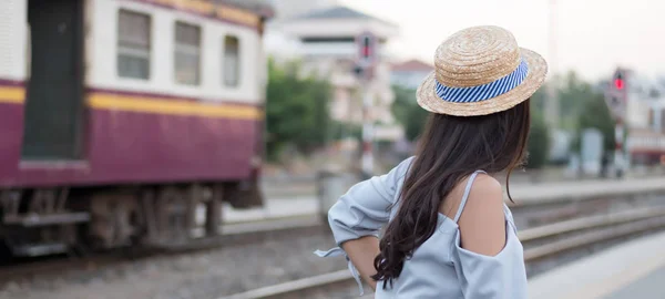 Wanita Pelancong Stasiun Kereta Api Potret Wanita Asia Pelancong Menunggu — Stok Foto