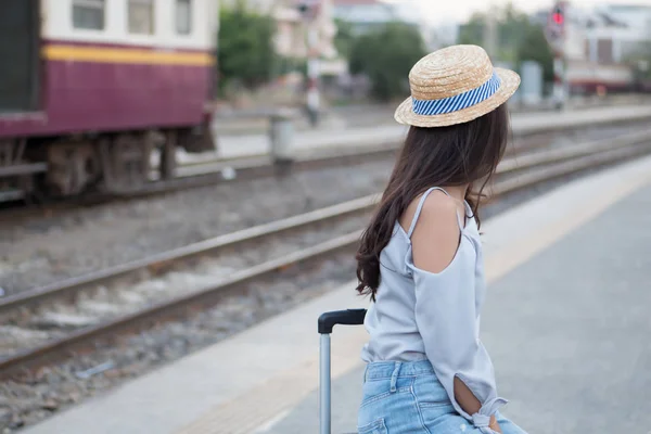 火车站的女旅行者 亚洲女旅客在火车站站台等候火车乘坐的肖像 独自旅行或单独度假的概念 妇女20岁成人模型 — 图库照片