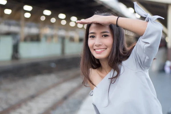 Leende Glad Kvinna Färdas Tåget Porträtt Asiatisk Kvinna Traveler Ombordstigning — Stockfoto