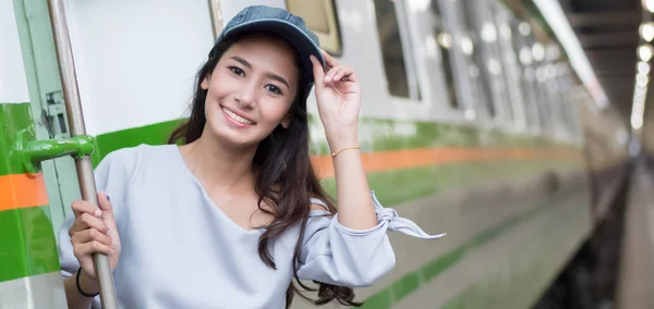 Uśmiechający Się Zadowolony Kobieta Podróżuje Pociągiem Portret Asian Kobieta Podróżnika — Zdjęcie stockowe