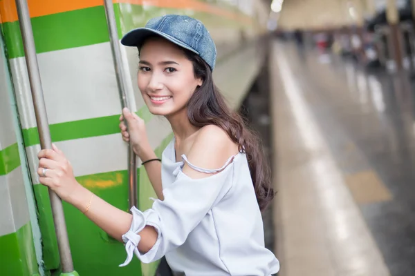 Mosolygós Boldog Utazik Vonaton Portré Ázsiai Utas Beszállás Vonat Pályaudvarra — Stock Fotó