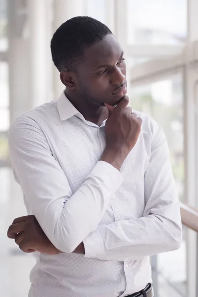 深刻なアフリカ ビジネス男思考や計画 思慮深い黒人思考 良いアイデアを見つけるの肖像画若い大人のアフリカ人モデル — ストック写真