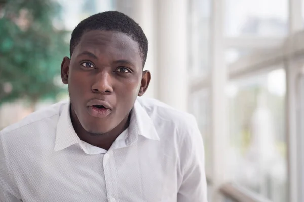 Enojado Hombre Africano Encogiéndose Hombros Con Problema Retrato Enojado Molesto — Foto de Stock