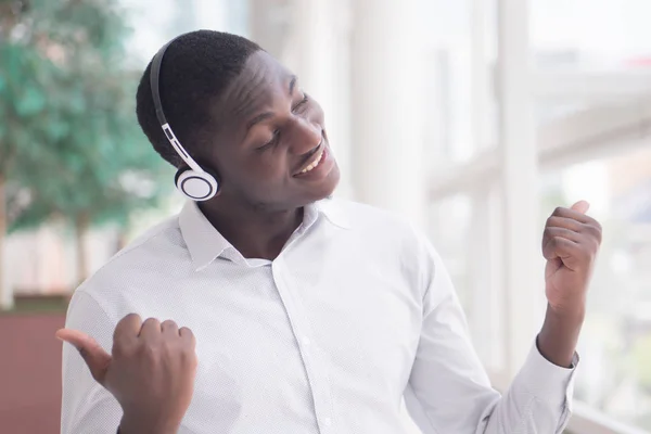 Moderner Afrikanischer Mann Der Musik Headsets Hört Portrait Eines Glücklich — Stockfoto