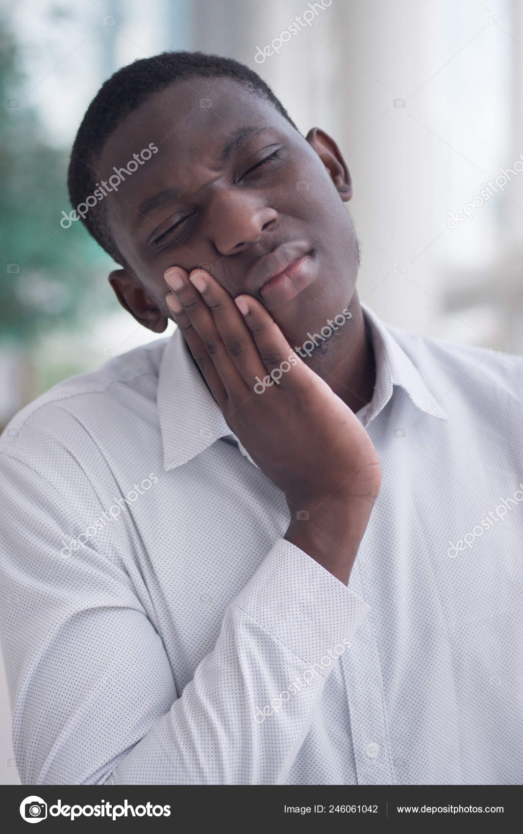 Retrato triste de um jovem africano pensando em preto e branco