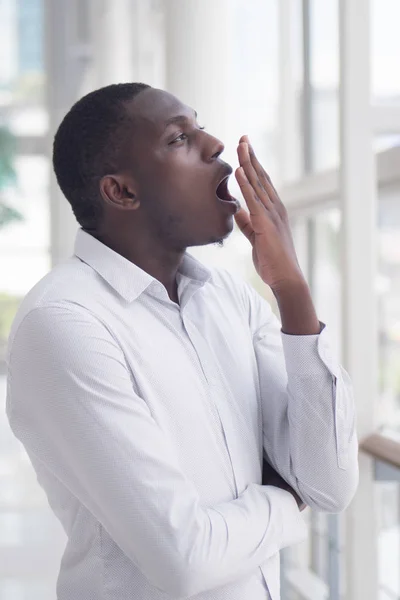 Homem Africano Sonolento Bocejo Retrato Sonolento Cansado Exausto Sem Sono — Fotografia de Stock