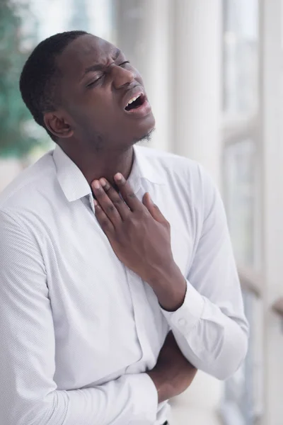 Homem Africano Doente Com Dor Garganta Retrato Homem Negro Doente — Fotografia de Stock