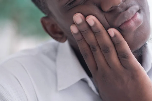 歯痛を持つアフリカ人男性 歯痛に苦しむ黒人男性の肖像画 歯感度 女の子口腔医療 歯科ケアの概念 アフリカの20代の成人男性モデル — ストック写真