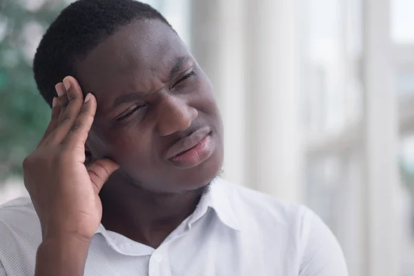 ストレス頭痛 病気黒人の男の肖像頭痛 めまい めまい 片頭痛 ストレス うつ病 二日酔い概念 苦しんでいる病気のアフリカ人アフリカの成人男性モデル — ストック写真