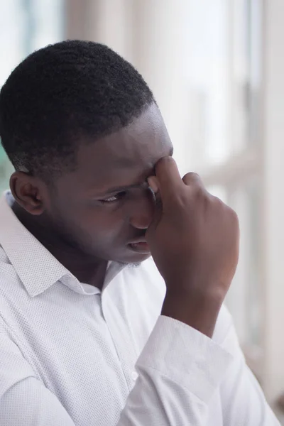 Retrato Homem Negro Doente Estressado Com Dor Cabeça Homem Africano — Fotografia de Stock