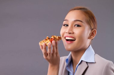 Pizza yemek mutlu gülümseyen Asyalı kadın; Lezzetli İtalyan pizza tutan Güney Doğu Asya kadın portresi; pizza kavramı yeme keyfini; Asya genç yetişkin, kahverengi deri kadın modeli
