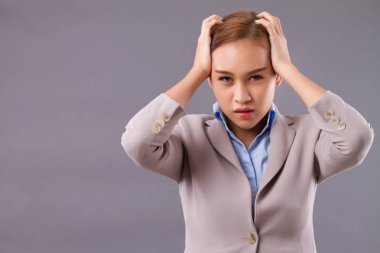 Asya işkadını baş ağrısı acı; baş ağrısı, stres, hayal kırıklığı, sorun ile profesyonel başarısız Asya iş kadın patron portre; Güneydoğu Asya genç yetişkin kadın modeli