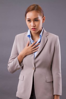 reflü hastalığı kadınla; asit reflü, mide, hazımsızlık belirtileri ile hasta stresli kadın portresi; Asya genç yetişkin, kahverengi deri kadın sağlık modeli