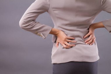kadınla sırt ağrısı belirtileri, office Sendromu; sırt ağrısı yaralanma, kayıp omurga yuvarlak yüzey ya da omurga fıtığı yaralanma ile kız acı Asyalı kadın portresi; Asya Yetişkin kadın modeli