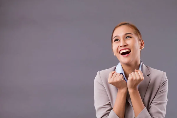 Upphetsad Skrattande Asiatiska Affärskvinna Tittar Upp Porträtt Glada Positiva Framgångsrik — Stockfoto