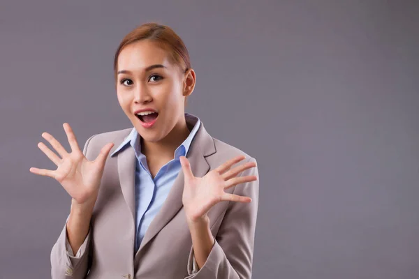 Emocionado Riéndose Mujer Negocios Asiática Mirando Con Sorpresa Retrato Feliz — Foto de Stock