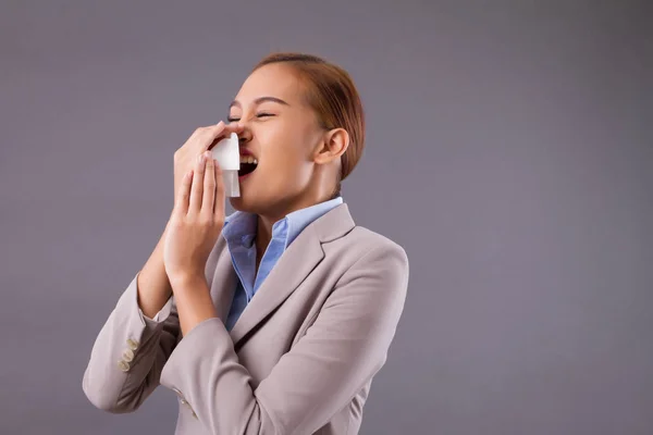 Zieke Allergische Vrouw Niezen Zieke Aziatische Vrouw Met Stof Pollen — Stockfoto