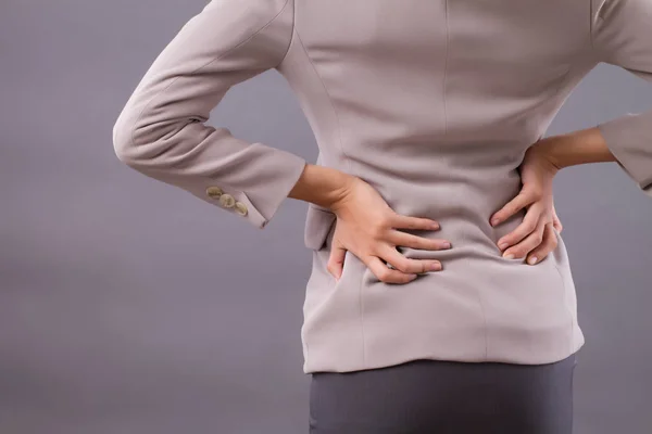 有背痛症状的妇女 办公室综合征 亚洲妇女背痛伤的肖像 女孩的脊椎滑倒或脊柱椎间盘突出受伤 亚洲成人妇女模型 — 图库照片