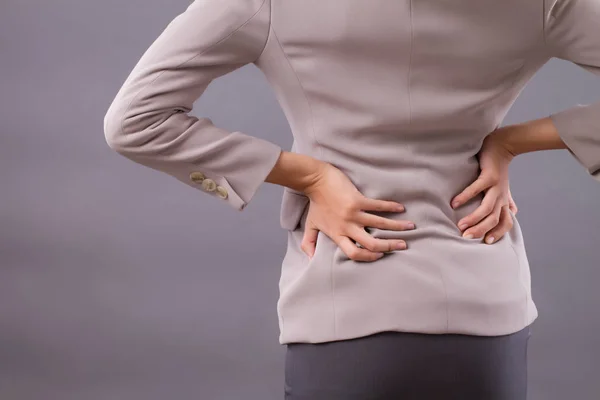 Mujer Con Síntomas Dolor Espalda Síndrome Oficina Retrato Mujer Asiática — Foto de Stock