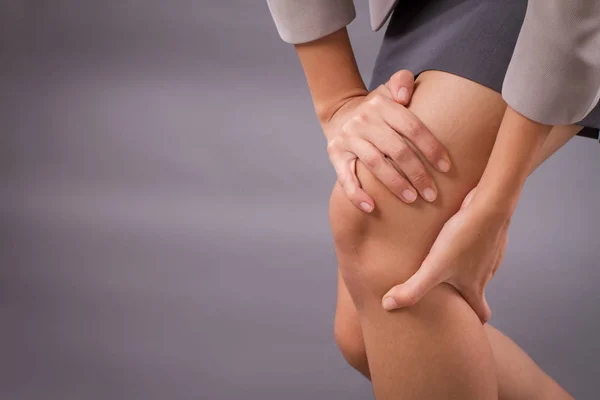 Mujer Con Síntomas Dolor Las Articulaciones Rodilla Primer Plano Mano — Foto de Stock