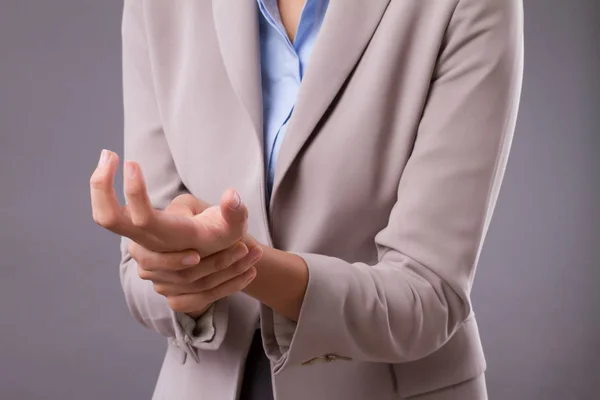 Mujer Que Sufre Dedo Gatillo Cps Dolor Las Articulaciones Muñeca — Foto de Stock