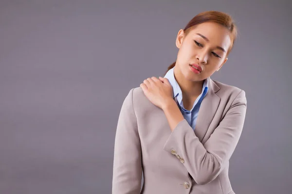 Wanita Dengan Sakit Bahu Atau Leher Potret Wanita Asia Yang — Stok Foto