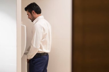 Asya adam tuvalette çişini; su dolabı, işemek için Wc kullanan Hintli adam portresi; Sağlık, prostat kanseri, urethritis, iye veya idrar yolu enfeksiyonu kavramı; Asya yetişkin erkek modeli