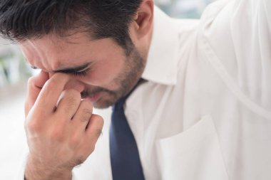 depresif Asya iş adamı; acı baş ağrısı, baş dönmesi, akşamdan kalma, Migren, stres depresyon ile hasta Hintli Asya adam portresi
