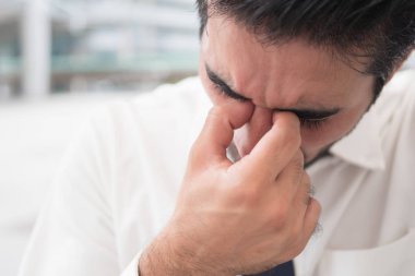 depresif Asya iş adamı; acı baş ağrısı, baş dönmesi, akşamdan kalma, Migren, stres depresyon ile hasta Hintli Asya adam portresi