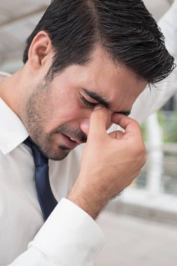 depresif Asya iş adamı; acı baş ağrısı, baş dönmesi, akşamdan kalma, Migren, stres depresyon ile hasta Hintli Asya adam portresi