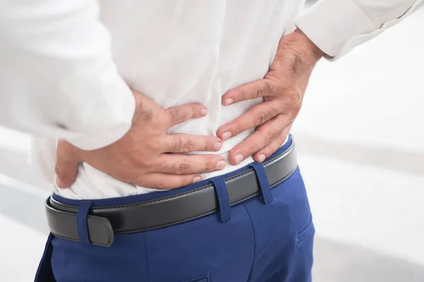 Kranker Ungesunder Asiatischer Mann Mit Rückenschmerzen Wirbelsäulenproblemen Bandscheibenvorfall Bandscheibenverrenkungen Oder — Stockfoto