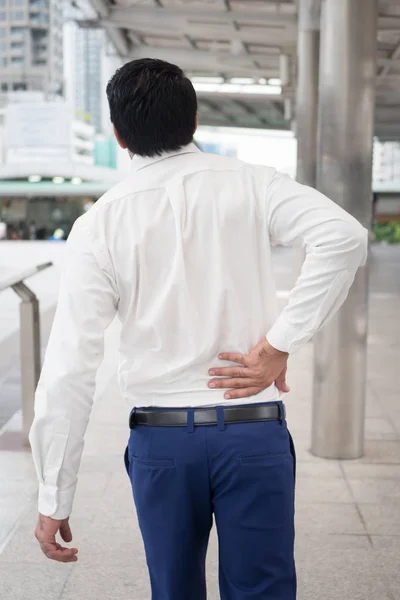 Zieke Ongezonde Aziatische Man Die Lijden Aan Rugpijn Wervelkolom Probleem — Stockfoto