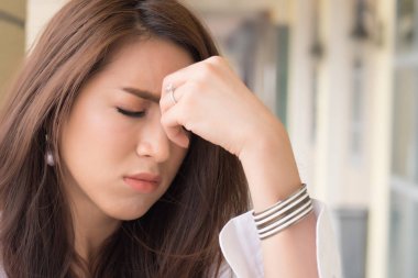 baş ağrısı ile vurguladı hasta kadın portresi; hasta kadın baş dönmesi, baş dönmesi, migren, akşamdan kalma, sağlık kavramı uğrar; Genç Yetişkin Asyalı kadın modeli