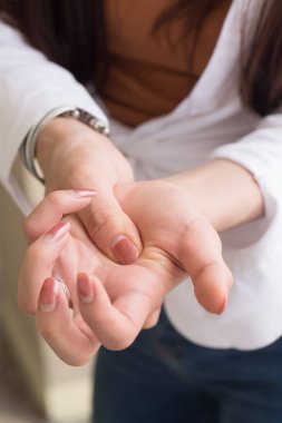 tetik parmak ağrısı olan hasta bir kadın; acı tetik parmak, cps, bilek eklem ağrıları, artrit, gut, gouty ağrı sağlık kavramı hasta Asyalı kadın portresi; Asyalı Genç Yetişkin kadın modeli