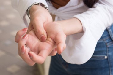 tetik parmak ağrısı olan hasta bir kadın; acı tetik parmak, cps, bilek eklem ağrıları, artrit, gut, gouty ağrı sağlık kavramı hasta Asyalı kadın portresi; Asyalı Genç Yetişkin kadın modeli