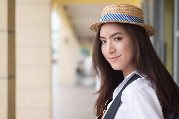 Mutlu Asya Çinli Gezgin Gülümseyen Çin Asya Turist Şapka Sırt — Stok fotoğraf