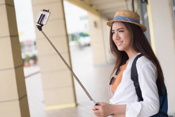 快乐的亚洲中国女旅行者自拍照片 幸福微笑的中国亚洲女游客用自拍棒拍摄自我照片的肖像 旅游理念 — 图库照片