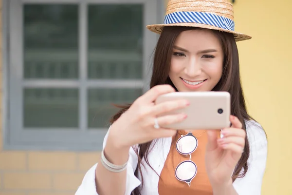 아시아 여행객이 목적지의 아시아 스마트폰으로 비디오 촬영의 초상화 — 스톡 사진