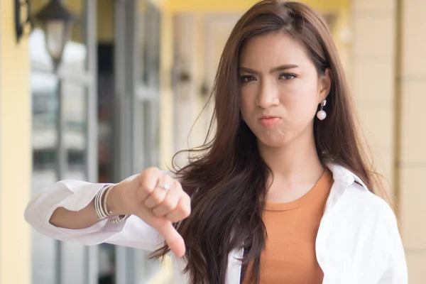 Angry Woman Pointing Thumb Portrait Angry Upset Frustrated Negative Woman — Stock Photo, Image