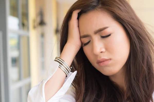 스트레스 여자의 초상화 고통에서 현기증 현기증 편두통 아시아 — 스톡 사진