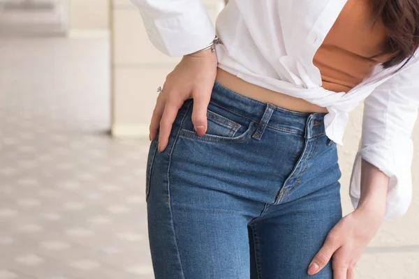 Asyalı kadın kalça eklem ağrısı muzdarip, pelvik kalça eklem dislocation, artrit, gut sypmtoms
