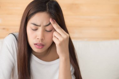 video oyunu nedeniyle baş ağrısı göz sorunu olan kadın. hasta Asya kadın aşırı VDO oyunu oynarken portre, Kuru göz veya göz yorgunluk muzdarip. Asya Genç Yetişkin kadın model